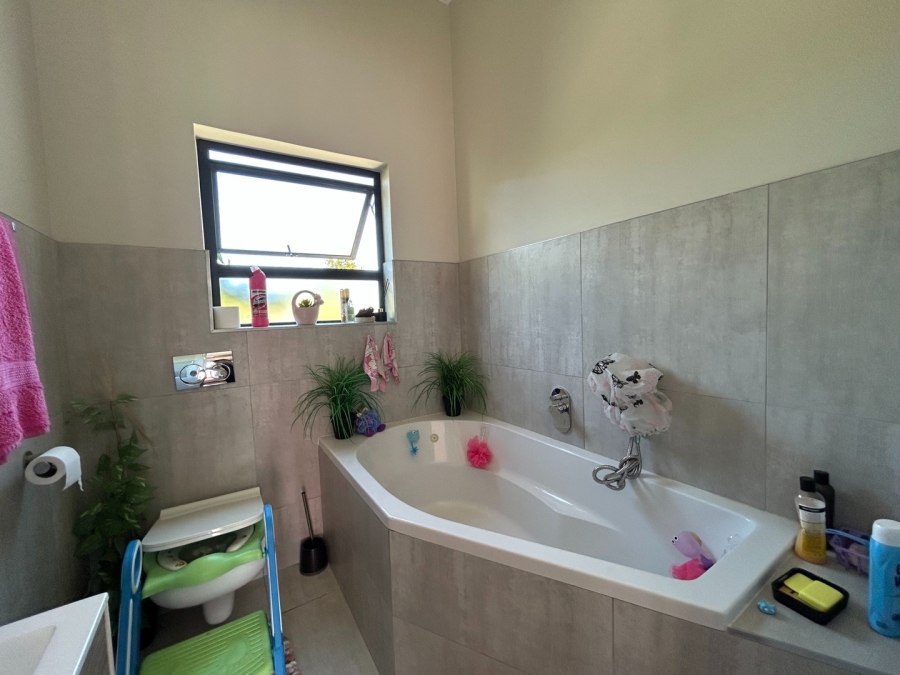 To Let 4 Bedroom Property for Rent in Sandown Western Cape